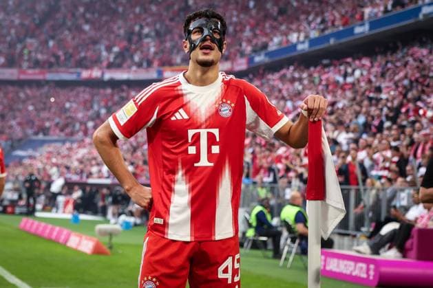 Jubelpose von Alexandar Pavlovic 45 (FC Bayern Muenchen) nach seinem Tor zum 2:0, FC Bayern Muenchen vs. Hamburger SV, DFL, Bundesliga, Saison 2025 2026, Allianz Arena, Hinrunde, 3. Spieltag, 13.09.2025 DFB regulations prohibit any use of photographs as image sequences and or quasi-video Muenchen Bayern Deutschland
