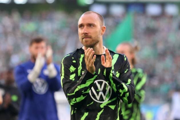 VfL vs. Köln, 1. BL Wolfsburg, 13.09.2025, FUßBALL - VfL Wolfsburg vs. 1. FC Köln, 1. BL, Saison 2025 26. Christian Eriksen (VfL Wolfsburg) bedankt sich bei den Fans. Wolfsburg