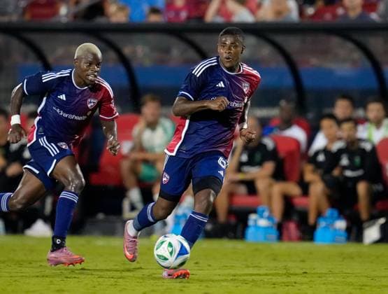 September 13, 2025, Frisco, Texas, USA: FC Dallas midfielder PATRICKSON DELGADO (6) passes the ball during a Major League Soccer match between FC Dallas and Austin FC on September 13, 2025, in Frisco, Texas. FC Dallas won, 2-0. Frisco USA - ZUMAc201 20250913_zap_c201_077 Copyright: xScottxColemanx