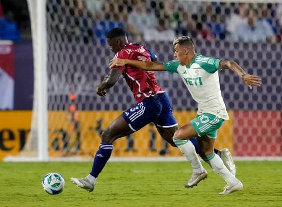 September 13, 2025, Frisco, Texas, USA: FC Dallas defender OSAZE URHOGHIDE (3) against Austin FC forward MYRTO UZUNI (10) during a Major League Soccer match between FC Dallas and Austin FC on September 13, 2025, in Frisco, Texas. FC Dallas won, 2-0. Frisco USA - ZUMAc201 20250913_zap_c201_111 Copyright: xScottxColemanx