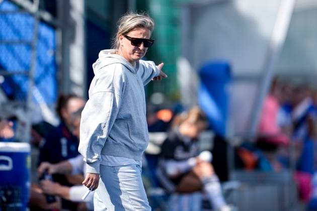 Sofie Gierts (Trainerin, Cheftrainerin, MHC), gibt Anweisungen, gestikuliert, mit den Armen gestikulieren, Einzelbild, Einzelfoto, Aktion, Action, 14.09.2025, Mannheim (Deutschland), Hockey, 1. Bundesliga, Damen, Mannheimer HC - Großflottbeker THGC