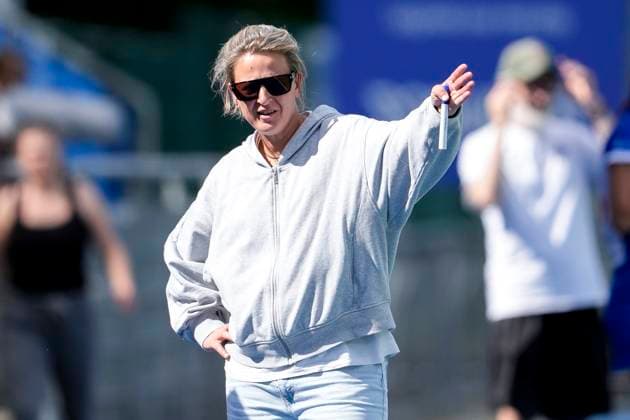 Sofie Gierts (Trainerin, Cheftrainerin, MHC), gibt Anweisungen, gestikuliert, mit den Armen gestikulieren, Einzelbild, Einzelfoto, Aktion, Action, 14.09.2025, Mannheim (Deutschland), Hockey, 1. Bundesliga, Damen, Mannheimer HC - Großflottbeker THGC