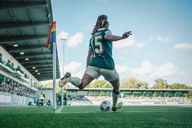 Google Pixel Frauen-Bundesliga: VfL Wolfsburg vs. FC Carl Zeiss Jena, 14.09.25 Janou Levels (VfL Wolfsburg, 15) bei einer Ecke; Fußball, Google Pixel Frauen-Bundesliga, 2. Spieltag: VfL Wolfsburg vs.FC Carl Zeiss Jena am 14.09.2025 im AOK-Stadion, Wolfsburg DFB DFL REGULATIONS PROHIBIT ANY USE OF PHOTOGRAPHS AS IMAGE SEQUENCES AND OR QUASI-VIDEO. Copyright: xBEAUTIFULxSPORTS Tonhäuserx