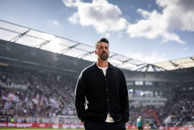 Hamburg, 14. September 2025 - Fußball, 1. Bundesliga 2025 26, FC St. Pauli - FC Augsburg: Sandro Wagner (FC Augsburg, Trainer) DFL REGULATIONS PROHIBIT ANY USE OF PHOTOGRAPHS AS IMAGE SEQUENCES AND OR QUASI-VIDEO.