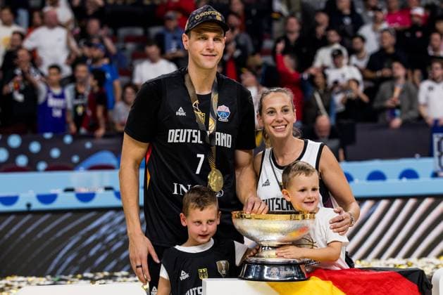 FIBA EuroBasket 2025: Gold Türkei - Deutschland; 14.09.2025 Johannes Voigtmann (Deutschland, 7) mit Frau Amrei und den Kindern FIBA EuroBasket 2025: Gold Türkei - Deutschland; Riga, Arena Riga am 14.09.2025 Copyright: xBEAUTIFULxSPORTS Wunderlx