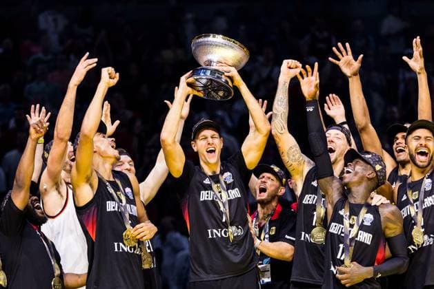 FIBA EuroBasket 2025: Gold Türkei - Deutschland; 14.09.2025 Johannes Voigtmann (Deutschland, 7) jubelnd mit Pokal, Trophäe FIBA EuroBasket 2025: Gold Türkei - Deutschland; Riga, Arena Riga am 14.09.2025 Copyright: xBEAUTIFULxSPORTS Wunderlx