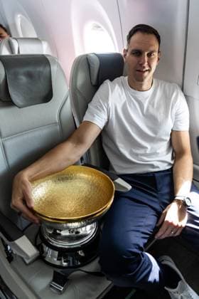 GER, Eurobasket 2025, Basketball Europameisterschaft, Heimreise und Empfang in Frankfurt 15.09.2025, ING Bank, Frankfurt, GER, Eurobasket 2025, Basketball Europameisterschaft, Heimreise und Empfang in Frankfurt Johannes Voigtmann (Deutschland, No 7) mit dem Pokal  Foto Alexander Trienitz nordphoto GmbH