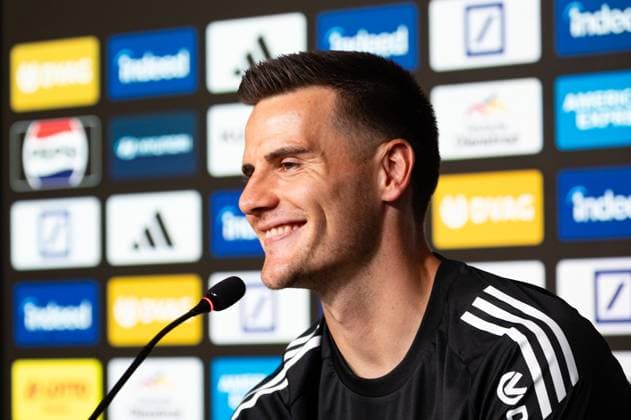 2025.09.15 xfrx Fussball 1. Bundesliga Pressekonferenz zur Vorstellung von Michael Zetterer v.l., Torwart Michael Zetterer (Eintracht Frankfurt) im Gespräch mit den Journalisten (DFL DFB REGULATIONS PROHIBIT ANY USE OF PHOTOGRAPHS as IMAGE SEQUENCES and or QUASI-VIDEO) Copyright: JoaquimxFerreira