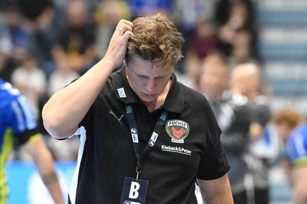 RECORD DATE NOT STATED Nicolej Krickau (Fuechse Berlin Trainer) kratzt sich am Kopf GER, VfL Gummersbach vs. Fuechse Berlin, Handball, Daikin 1. Bundesliga, 4. Spieltag, Spielzeit 2025-2026, Schwalbe Arena Gummersbach, 14.09.2025 GER, VfL Gummersbach vs. Fuechse Berlin, Handball, Daikin 1. Bundesliga, 4. Spieltag, Spielzeit 2025-2026, Schwalbe Arena Gummersbach, 14.09.2025 Gummersbach Copyright: xEibner-Pressefoto JuergenxAugstx EP_JAT