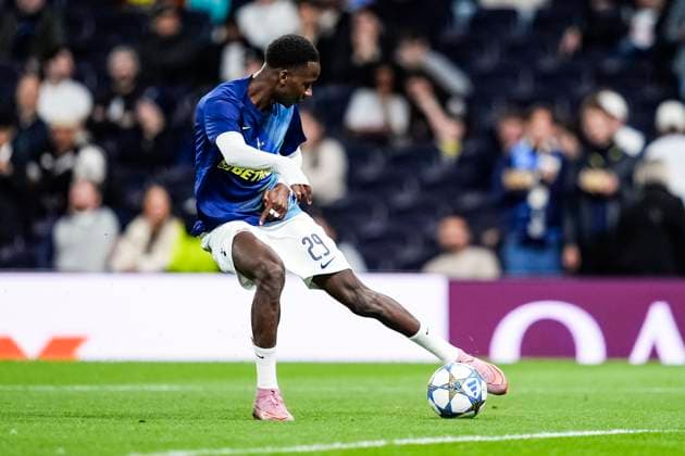 September 16, 2025, London, London, England: Pape Matar Sarr of Tottenham Hotspur warms up during the UEFA Champions League 2025 26 League Phase MD1 match between Tottenham Hotspur and Villarreal CF at Tottenham Hotspur Stadium on September 16, 2025, in London, England. London England - ZUMAa181 20250916_zaa_a181_075 Copyright: xDennisxAgyemanx