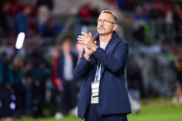 Achim Beierlorzer (SSV Jahn Regensburg, Geschaeftsfuehrer applaudiert den mitgereisten Fans GER, SV Wehen Wiesbaden vs. SSV Jahn Regensburg, Fussball, Herren, 3. Liga, 6. Spieltag, Spielzeit 2025 2026, 16.09.2025 GER, SV Wehen Wiesbaden vs. SSV Jahn Regensburg, Fussball, Herren, 3. Liga, 6. Spieltag, Spielzeit 2025 2026, 16.09.2025 Wiesbaden Copyright: xEibner-Pressefoto GeraldxOelze-dx EP_ODS