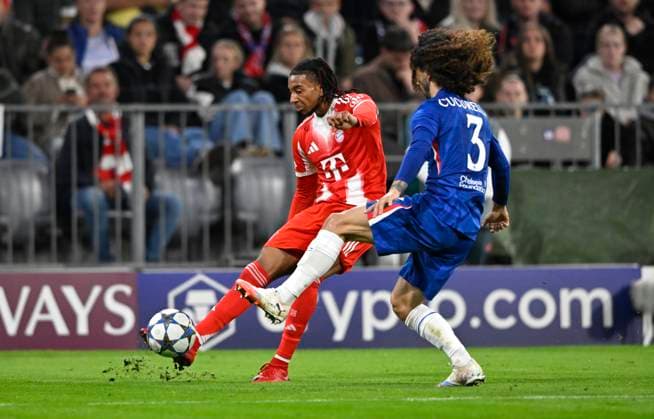 Zweikampf, Aktion Michael Olise FC Bayern Muenchen FCB (17) gegen Marc Cucurella Chelsea FC The Blues (03) FC Bayern Muenchen FCB vs Chelsea FC Spieltag 01 17.09.2025 DFL REGULATIONS PROHIBIT ANY USE OF PHOTOGRAPHS AS IMAGE SEQUENCES AND OR QUASI-VIDEO FC Bayern Muenchen FCB vs Cheelsea FC