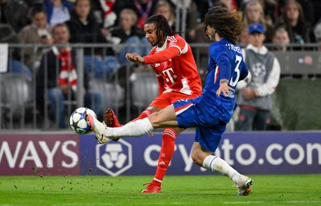 Zweikampf, Aktion Michael Olise FC Bayern Muenchen FCB (17) gegen Marc Cucurella Chelsea FC The Blues (03) FC Bayern Muenchen FCB vs Chelsea FC Spieltag 01 17.09.2025 DFL REGULATIONS PROHIBIT ANY USE OF PHOTOGRAPHS AS IMAGE SEQUENCES AND OR QUASI-VIDEO FC Bayern Muenchen FCB vs Cheelsea FC