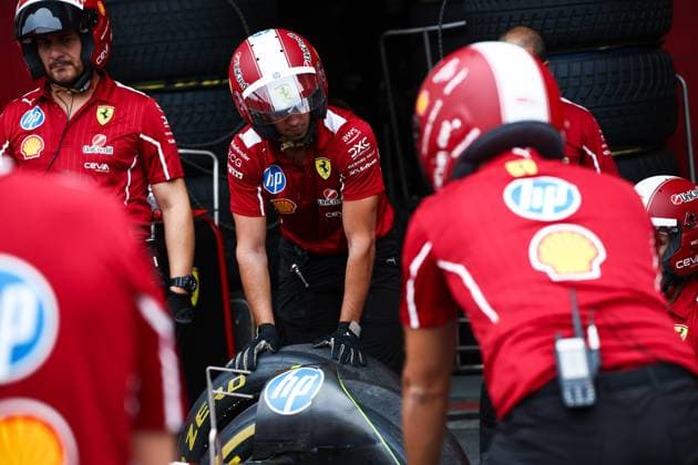 F1 - AZERBAIJAN GRAND PRIX 2025 Scuderia Ferrari pit stop practice during the 2025 Formula 1 Qatar Airways Azerbaijan Grand Prix, 17th round of the 2025 FIA Formula One World Championship, WM, Weltmeisterschaft from September 19 to 21, 2025 on the Baku City Circuit, in Baku, Azerbaijan - BakuAzerbaijan  Copyright: xEricxAlonsox