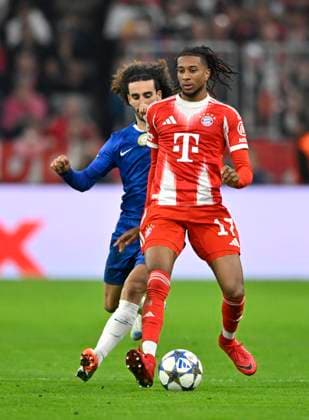 Zweikampf, Aktion Michael Olise FC Bayern Muenchen FCB (17) gegen Marc Cucurella Chelsea FC The Blues (03) FC Bayern Muenchen FCB vs Chelsea FC Spieltag 01 17.09.2025 DFL REGULATIONS PROHIBIT ANY USE OF PHOTOGRAPHS AS IMAGE SEQUENCES AND OR QUASI-VIDEO FC Bayern Muenchen FCB vs Cheelsea FC