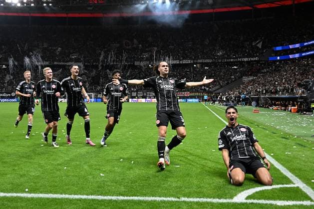 18.09.2025, xsltx, Fussball UEFA Champions League, Eintracht Frankfurt - Galatasaray SK Istanbul v.l. Torjubel nach dem Tor zum celebrating the goal celebrate 3:1 bei Arthur Theate (Eintracht Frankfurt) Nathaniel Brown (Eintracht Frankfurt) Fares Chaibi (Eintracht Frankfurt) Jonathan Jonny Burkardt (Eintracht Frankfurt) Robin Koch (Eintracht Frankfurt) (DFL DFB REGULATIONS PROHIBIT ANY USE OF PHOTOGRAPHS as IMAGE SEQUENCES and or QUASI-VIDEO) Frankfurt am Main