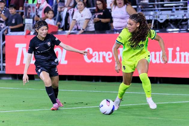 September 18, 2025, Los Angeles, California, USA: Miyabi Moriya 29 of the Angel City FC defends against Trinity Rodman 2 of the Washington Spirit during their regular season NWSL game on Thursday September 18, 2025 at the BMO Stadium in Los Angeles, California. ARIANA RUIZ PI Los Angeles USA - ZUMAp124 20250918_zaa_p124_004 Copyright: xArianaxRuizx