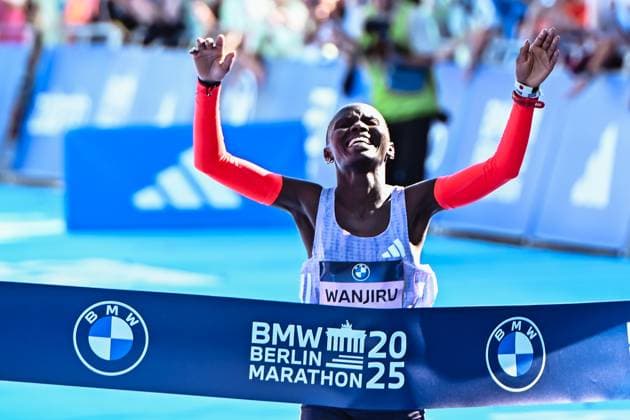 21.09.2025, xlakx, Leichtathletik Marathon 2025, in Berlin v.l. Zieleinlauf Gewinnerin der Frauen Berliner Marathon Rosemary Wanjiru Berlin