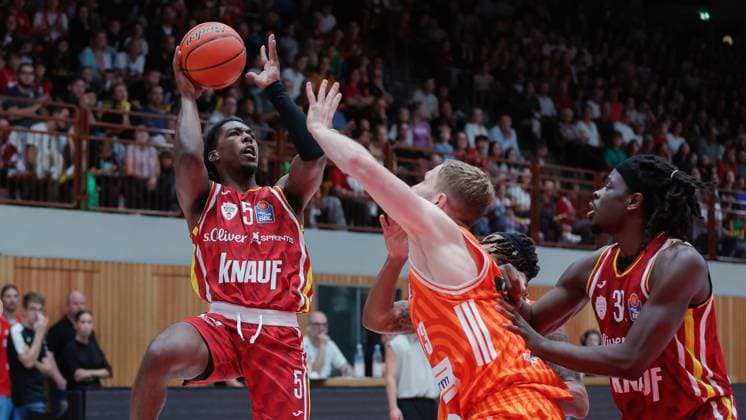 Im Bild: v.li. Marcus Carr(Wuerzburg Baskets, 5), Christian Sengfelder (ratiopharm Ulm, 43) und Charles Thompson (Wuerzburg Baskets, 32) 21.09.2025, Fitness First Wuerzburg Baskets vs. ratiopharm Ulm, easyCredit BBL, Saisoneroeffnung, Testspiel, Deutschland, Wuerzburg, tectake-Arena, Copyright: HMBxMedia xJulienxBecker