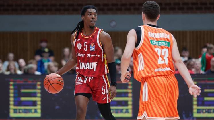 Im Bild: v.li. Marcus Carr(Wuerzburg Baskets, 5) gegen Diego Garavaglia (ratiopharm Ulm, 23) 21.09.2025, Fitness First Wuerzburg Baskets vs. ratiopharm Ulm, easyCredit BBL, Saisoneroeffnung, Testspiel, Deutschland, Wuerzburg, tectake-Arena, Copyright: HMBxMedia xJulienxBecker