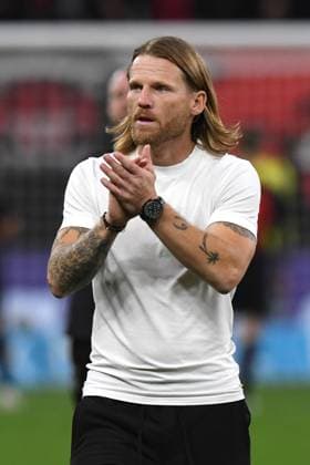 Trainer Eugen Polanski ( Borussia Moenchengladbach ) bedankt sich nach dem Spiel bei den Fans fuer die Unterstuetzung. GER, Bayer 04 Leverkusen vs Borussia Moenchengladbach, Fussball, Bundesliga, 4. Spieltag, Spielzeit 2025 2026, 21.09.2025 DFL REGULATIONS PROHIBIT ANY USE OF PHOTOGRAPHS AS IMAGE SEQUENCES AND OR QUASI-VIDEO GER, Bayer 04 Leverkusen vs Borussia Moenchengladbach, Fussball, Bundesliga, 4. Spieltag, Spielzeit 2025 2026, 21.09.2025 Leverkusen Copyright: xEibner-Pressefoto ThomasxThienelx EP_TTL