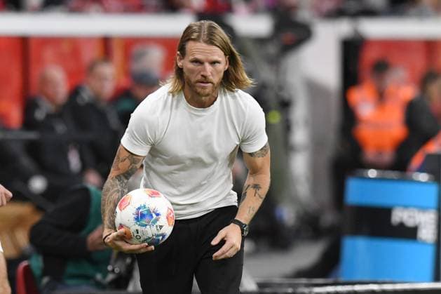 Trainer Eugen Polanski ( Borussia Moenchengladbach ) mit Ball in der Hand. GER, Bayer 04 Leverkusen vs Borussia Moenchengladbach, Fussball, Bundesliga, 4. Spieltag, Spielzeit 2025 2026, 21.09.2025 DFL REGULATIONS PROHIBIT ANY USE OF PHOTOGRAPHS AS IMAGE SEQUENCES AND OR QUASI-VIDEO GER, Bayer 04 Leverkusen vs Borussia Moenchengladbach, Fussball, Bundesliga, 4. Spieltag, Spielzeit 2025 2026, 21.09.2025 Leverkusen Copyright: xEibner-Pressefoto ThomasxThienelx EP_TTL