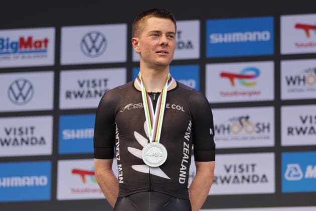 2025 UCI Road World Championships Picture by Alex Whitehead SWpix.com - 22 09 2025 - Cycling - 2025 UCI Road World Championships - BK Arena to Kigali Convention Centre, Kigali, Rwanda - Men Under-23 Individual Time Trial (ITT) Podium - Nate Pringle (New Zealand) receiving the Silver Medal Copyright: x xSWpix.comx(t axPhotographyxHubxLtd)xAlexxWhitehead SWpix.comx SWP-3030-5822