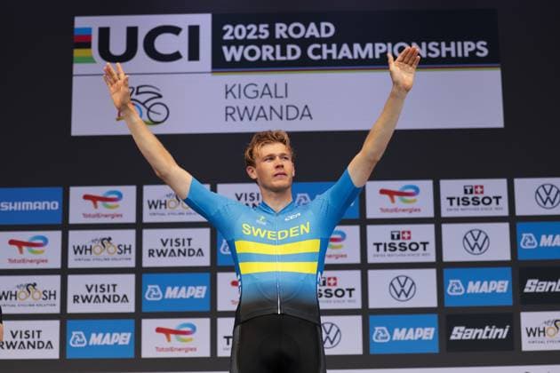 2025 UCI Road World Championships Picture by Alex Whitehead SWpix.com - 22 09 2025 - Cycling - 2025 UCI Road World Championships - BK Arena to Kigali Convention Centre, Kigali, Rwanda - Men Under-23 Individual Time Trial (ITT) Podium - Jakob Soderqvist (Sweden) receiving the Gold Medal to become World Champion Copyright: x xSWpix.comx(t axPhotographyxHubxLtd)xAlexxWhitehead SWpix.comx SWP-3030-5823