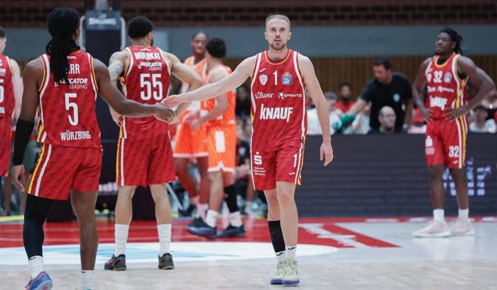 Im Bild: v.li. Marcus Carr(Wuerzburg Baskets, 5) und Lukas Herzog (Wuerzburg Baskets, 1) 21.09.2025, Fitness First Wuerzburg Baskets vs. ratiopharm Ulm, easyCredit BBL, Saisoneroeffnung, Testspiel, Deutschland, Wuerzburg, tectake-Arena, Copyright: HMBxMedia xJulienxBecker