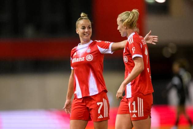 Fußball, Google Pixel Frauen Bundesliga, 20250923, FC Bayern München - SC Freiburg. Im Bild Tor 3:0, Torjubel, v.l. Giulia GWINN (Bayern, 7), Torschützin Lea SCHÜLLER (Bayern, 11). München FC Bayern Campus Bayern Deutschland Copyright: Passion2Press MarkusxFischerx