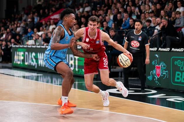 Richard Balint (BMA365 Bamberg Baskets, 11) im Dribbling gegen Justin Edler Davis (Veolia Towers Hamburg, 19), GER, Veolia Towers Hamburg vs BMA365 Bamberg Baskets, Basketball, BBL Pokal, 1. Runde, Saison 2025 2026, 24.09.2025 GER, Veolia Towers Hamburg vs BMA365 Bamberg Baskets, Basketball, BBL Pokal, 1. Runde, Saison 2025 2026, 24.09.2025 Hamburg Copyright: xEibner-Pressefoto MaxxVincenx EP_MVN