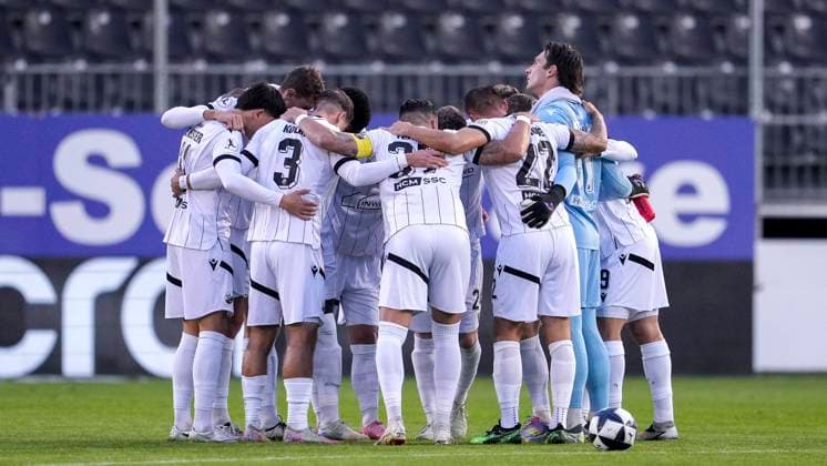 Spieler vom SV Sandhausen (SVS), schwören sich mit einem Mannschaftskreis vor dem Anpfiff ein, Kreis, Teamkreis, Konzentration, Kameradschaft, Ansprache, Motivation, 26.09.2025, Sandhausen (Deutschland), Fussball, Regionalliga Südwest, SV Sandhausen - Kickers Offenbach