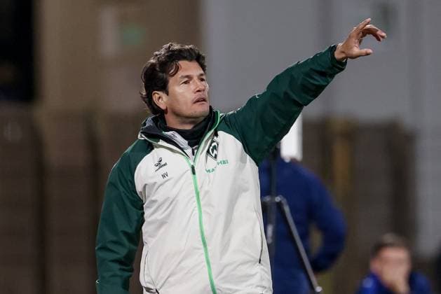 Nelson Valdez (Co-Trainer, SV Werder Bremen II) gibt Anweisungen, gestikuliert, mit den Armen gestikulieren, 26.09.2025, Bremen (Deutschland), Fussball, Regionalliga Nord, SV Werder Bremen II - BSV Kickers Emden