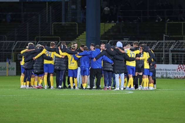 Fußball Regionalliga Nordost: 1. FC Lok Leipzig vs. SV Babelsberg 03; 26.09.2025 Mannschaftskreis von Lok Leipzig nach dem vollbrachten Sieg. Fußball, Regionalliga Nordost, Saison 2025 2026, 10. Spieltag: 1. FC Lok Leipzig vs. SV Babelsberg 03 am 26.09.2025 im Bruno-Plache-Stadion, Leipzig. Copyright: xBEAUTIFULxSPORTS JanxKaeferx