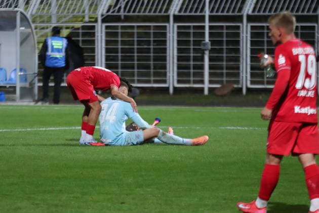 Fußball Regionalliga Nordost: 1. FC Lok Leipzig vs. SV Babelsberg 03; 26.09.2025 Trost vom Mitspieler für den enttäuscht am Boden Sitzenden Torwart Yannic Stein (34, SV Babelsberg). Niederlage. Fußball, Regionalliga Nordost, Saison 2025 2026, 10. Spieltag: 1. FC Lok Leipzig vs. SV Babelsberg 03 am 26.09.2025 im Bruno-Plache-Stadion, Leipzig. Copyright: xBEAUTIFULxSPORTS JanxKaeferx