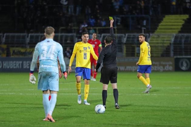 Fußball Regionalliga Nordost: 1. FC Lok Leipzig vs. SV Babelsberg 03; 26.09.2025 Alexander Siebeck (14, Lok Leipzig) sieht die Gelbe Karte, Verwarnung. Fußball, Regionalliga Nordost, Saison 2025 2026, 10. Spieltag: 1. FC Lok Leipzig vs. SV Babelsberg 03 am 26.09.2025 im Bruno-Plache-Stadion, Leipzig. Copyright: xBEAUTIFULxSPORTS JanxKaeferx