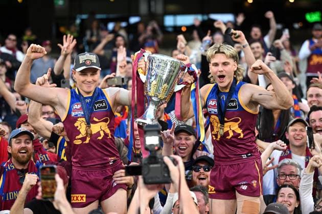 AFL GRAND FINAL, Levi Ashcroft of the Lions (left) and Will Ashcroft celebrate with supporters following their win in the AFL Grand Final between the Geelong Cats and the Brisbane Lions at the Melbourne Cricket Ground in Melbourne, Saturday, September 27, 2025. ( NO ARCHIVING, EDITORIAL USE ONLY MELBOURNE VICTORIA AUSTRALIA  Copyright: xJAMESxROSSx 20250927146758280630