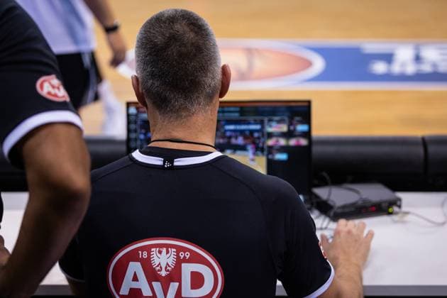 easyCredit Basketball Bundesliga, Telekom Baskets Bonn vs. Fit One Baskets Würzburg, 27.09.2025 Schiedsrichter Robert Lottermoser beim Videocheck - easyCredit Basketball Bundesliga, Telekom Baskets Bonn vs. Fit One Baskets Würzburg, 27.09.2025, Telekom Dome Bonn Copyright: xBEAUTIFULxSPORTS Derixx