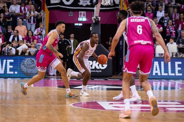 easyCredit Basketball Bundesliga, Telekom Baskets Bonn vs. Fit One Baskets Würzburg, 27.09.2025 Johnathan Stove (Würzburg 22) bringt den Ball - easyCredit Basketball Bundesliga, Telekom Baskets Bonn vs. Fit One Baskets Würzburg, 27.09.2025, Telekom Dome Bonn Copyright: xBEAUTIFULxSPORTS Derixx