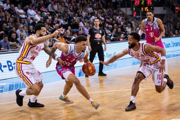 easyCredit Basketball Bundesliga, Telekom Baskets Bonn vs. Fit One Baskets Würzburg, 27.09.2025 Alijah Comithier (Telekom Baskets Bonn 2) gegen zwei - easyCredit Basketball Bundesliga, Telekom Baskets Bonn vs. Fit One Baskets Würzburg, 27.09.2025, Telekom Dome Bonn Copyright: xBEAUTIFULxSPORTS Derixx