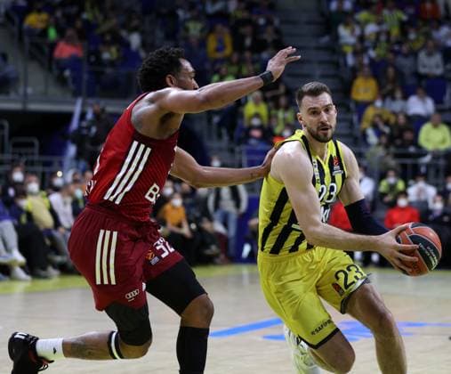 Fenerbahce Beko v Bayern Munich - Turkish Airlines EuroLeague ISTANBUL, TURKIYE - APRIL 04: Marko Guduric (23) of Fenerbahce Beko competes with Darrun Hilliard (32) of Bayern Munich during the Turkish Airlines Euroleague week 26 basketball match between Fenerbahce Beko and Bayern Munich at the Ulker Sports Arena in Istanbul, Turkiye on April 04, 2022. Istanbul Turkey. Editorial use only. Please get in touch for any other usage.  Copyright: x2025xAnadoluxAlixAtmacax