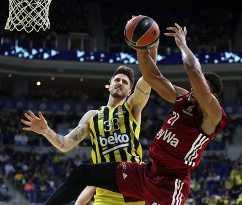 Fenerbahce Beko v Bayern Munich - Turkish Airlines EuroLeague ???????ISTANBUL, TURKIYE - APRIL 04: Achille Polonara (33) of Fenerbahce Beko competes with Augustine Rubit (21) of Bayern Munich during the Turkish Airlines Euroleague week 26 basketball match between Fenerbahce Beko and Bayern Munich at the Ulker Sports Arena in Istanbul, Turkiye on April 04, 2022. Istanbul Turkey. Editorial use only. Please get in touch for any other usage.  Copyright: x2025xAnadoluxAlixAtmacax