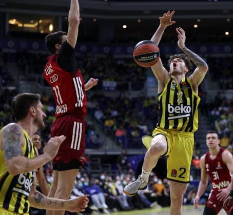 Fenerbahce Beko v Bayern Munich - Turkish Airlines EuroLeague ??????????????ISTANBUL, TURKIYE - APRIL 04: Sehmus Hazer (2) of Fenerbahce Beko competes with Vladimir Lucic (11) of Bayern Munich during the Turkish Airlines Euroleague week 26 basketball match between Fenerbahce Beko and Bayern Munich at the Ulker Sports Arena in Istanbul, Turkiye on April 04, 2022. Istanbul Turkey. Editorial use only. Please get in touch for any other usage.  Copyright: x2025xAnadoluxAlixAtmacax