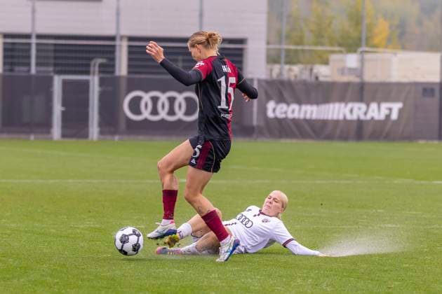 Ingolstadt, Deutschland 28. September 2025: DFB Pokal Frauen - 2025 2026 - FC Ingolstadt 04 vs. 1. FC Nürnberg Im Bild: v. li. im Zweikampf Teresa Fritzberg (FCI) und Oliwia Wos (FCN) DFB regulations prohibit any use of photographs as image sequences and or quasi-video. MTV-Stadion Bayern Copyright: xFotostandx xSchäferx