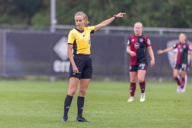 Ingolstadt, Deutschland 28. September 2025: DFB Pokal Frauen - 2025 2026 - FC Ingolstadt 04 vs. 1. FC Nürnberg Im Bild: Schiedsrichterin Darvina Lutze gestikuliert auf dem Spielfeld. DFB regulations prohibit any use of photographs as image sequences and or quasi-video. MTV-Stadion Bayern Copyright: xFotostandx xSchäferx