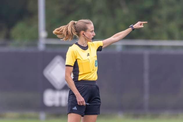 Ingolstadt, Deutschland 28. September 2025: DFB Pokal Frauen - 2025 2026 - FC Ingolstadt 04 vs. 1. FC Nürnberg Im Bild: Schiedsrichterin Darvina Lutze gestikuliert auf dem Spielfeld. DFB regulations prohibit any use of photographs as image sequences and or quasi-video. MTV-Stadion Bayern Copyright: xFotostandx xSchäferx
