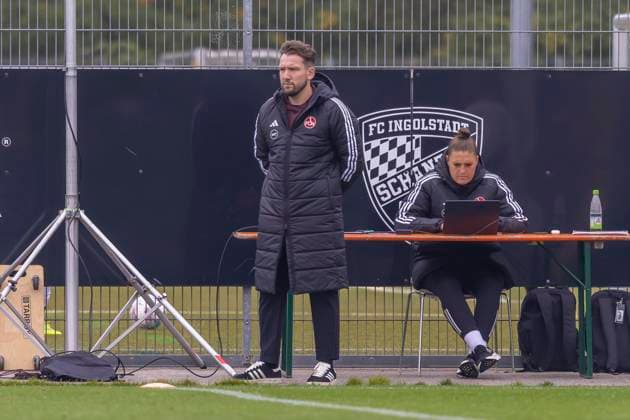 Ingolstadt, Deutschland 28. September 2025: DFB Pokal Frauen - 2025 2026 - FC Ingolstadt 04 vs. 1. FC Nürnberg Im Bild: Trainer Thomas Oostendorp (FCN) DFB regulations prohibit any use of photographs as image sequences and or quasi-video. MTV-Stadion Bayern Copyright: xFotostandx xSchäferx