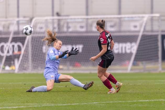 Ingolstadt, Deutschland 28. September 2025: DFB Pokal Frauen - 2025 2026 - FC Ingolstadt 04 vs. 1. FC Nürnberg Im Bild: v. li. im Zweikampf Torhüterin Anna-Lena Daum (FCI) und Jacqueline Baumgärtel Baumgaertel (FCN) DFB regulations prohibit any use of photographs as image sequences and or quasi-video. MTV-Stadion Bayern Copyright: xFotostandx xSchäferx