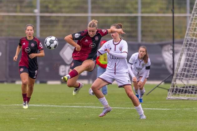 Ingolstadt, Deutschland 28. September 2025: DFB Pokal Frauen - 2025 2026 - FC Ingolstadt 04 vs. 1. FC Nürnberg Im Bild: v. li. im Zweikampf Lara Meroni (FCN) und Emma Kusch (FCI) DFB regulations prohibit any use of photographs as image sequences and or quasi-video. MTV-Stadion Bayern Copyright: xFotostandx xSchäferx