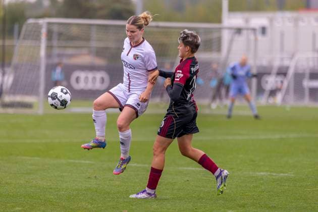 Ingolstadt, Deutschland 28. September 2025: DFB Pokal Frauen - 2025 2026 - FC Ingolstadt 04 vs. 1. FC Nürnberg Im Bild: v. li. im Zweikampf Theresa Keitel (FCI) und Aneta Polaskova (FCN) DFB regulations prohibit any use of photographs as image sequences and or quasi-video. MTV-Stadion Bayern Copyright: xFotostandx xSchäferx